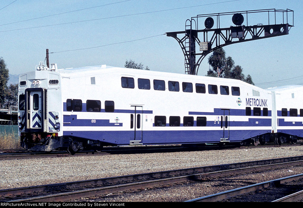 Metrolink cabcar SCAX #610 leads train into Union Station.